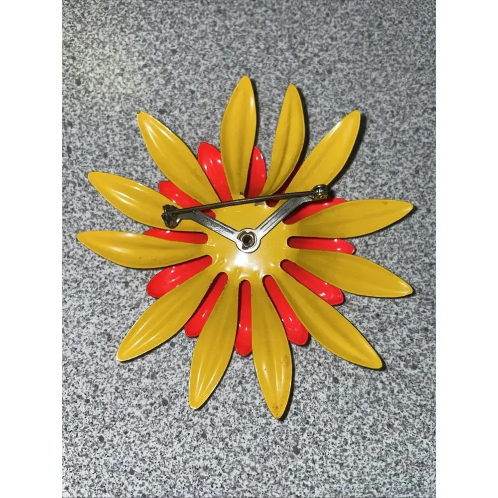 Vtg 1960’s Orange/Yellow Enamel Daisy Flower Brooch